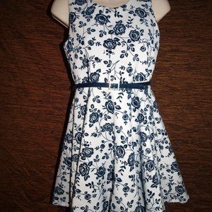 Girl's DRESS White With Blue Detail BY KNIT WORKS SIZE 14 USED FOR PHOTO SHOOT